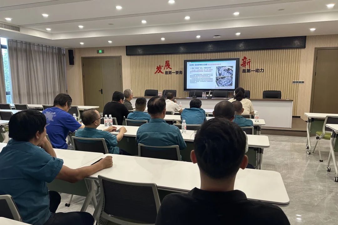 Changhu Poliester hà participatu à a furmazione nantu à e clubole chjave interpretante di a pulitica di gestione ambientale per i rifiuti individuali Generali
