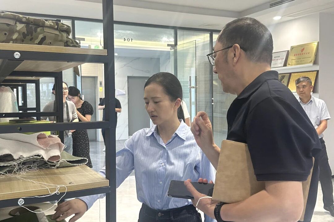Zhou Xiao, Membru di u cumitatu perminvule di u Cumitatu à a festa, u ministru di u Dipartimentu di a Propaganda, è Ministru di u San Piaceghjornu per a ricerca