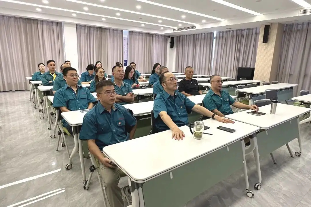 A filiera di u Poliester Changshu Peter hà urganizatu à fighjà a trasmissione viva di u 3 di settembre di u paraccu militare